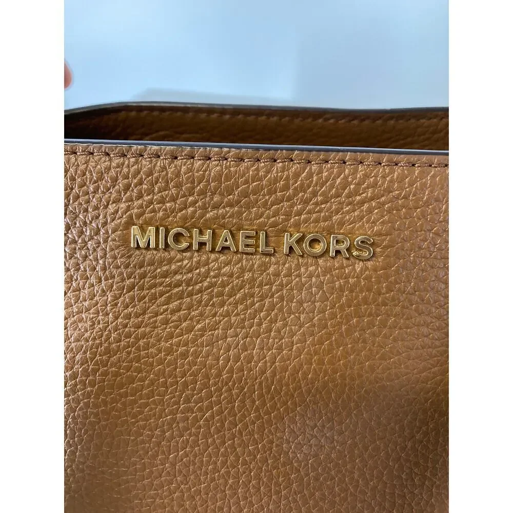 MICHAEL KORS, LARGE BROWN PEBBLED LEATHER SHOULDER BAG